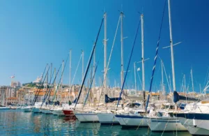 Barcos amarrados en puerto walltoprint